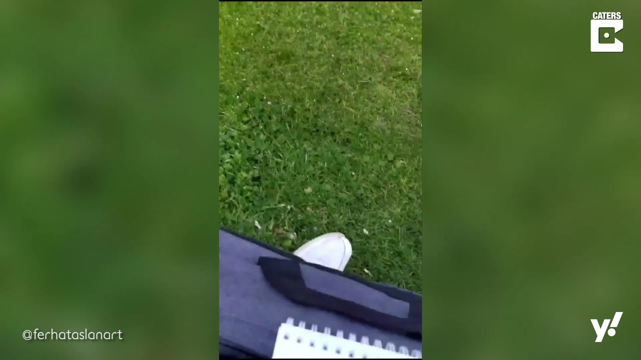 Künstler zeichnet fremde Menschen und schenkt ihnen ihr Bild