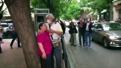 Ekzekutimi ne Athine, mamaja e shqiptarit qan ne vendin ku iu vra i biri