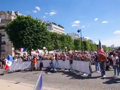 Ce n'est pas le drapeau des Français, ce n'est pas le drapeau de notre liberté , Guillaume Bigot fustige l'UE