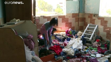 شاهد: كان يوما بيتهم.. هذا ما فعلته غارات إسرائيل بعائلة فلسطينية في غزة