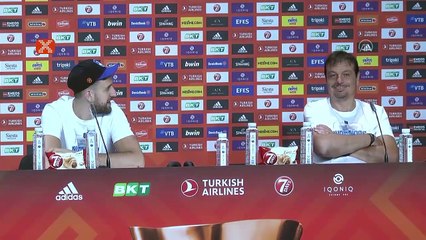 Şampiyonluk sonrası basın toplantısında baskın!