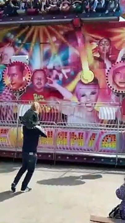 Trop petite pour l'attraction, ce papa prend sa fille sur les épaules et refait la même chose que l'attraction