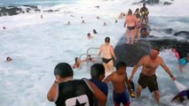 Ces touristes dans une piscine naturelle se prennent une vague géante - Kiama (australie)
