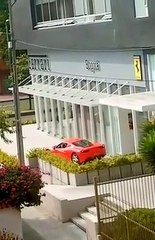 Ce conducteur se met une grosse pression en garant une Ferrari