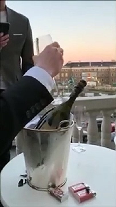 Il sabre le champagne... avec un verre