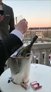 Il sabre le champagne... avec un verre