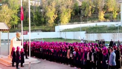 Öğrenciler şehitler için hatim okuyor