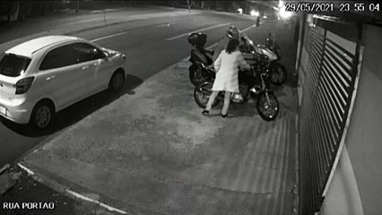 "Pegos no pulo": Casal foge correndo após flagra durante tentativa de furto no Pacaembu; veja o vídeo
