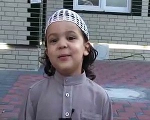 Minik çocuk çok güzel Kur'an okuyor