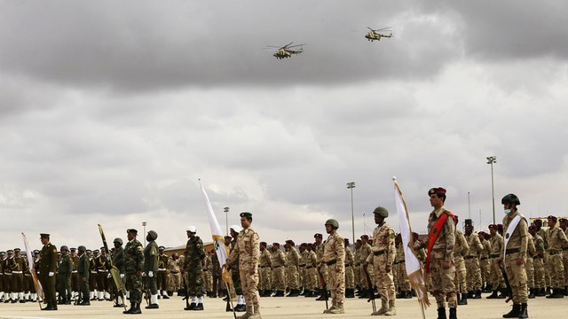 حفتر يستعرض قواته مهددا السلطة الانتقالية واتفاقيات السلم الداخلي