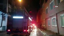 İnegöl'de binanın çatı katı alev alev yandı: Yangını gören mahalleli sokağa döküldü