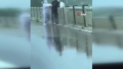 Hindistan'da Covid-19'dan ölen hastanın cansız bedeninin nehre atıldığı anlar ortaya çıktı