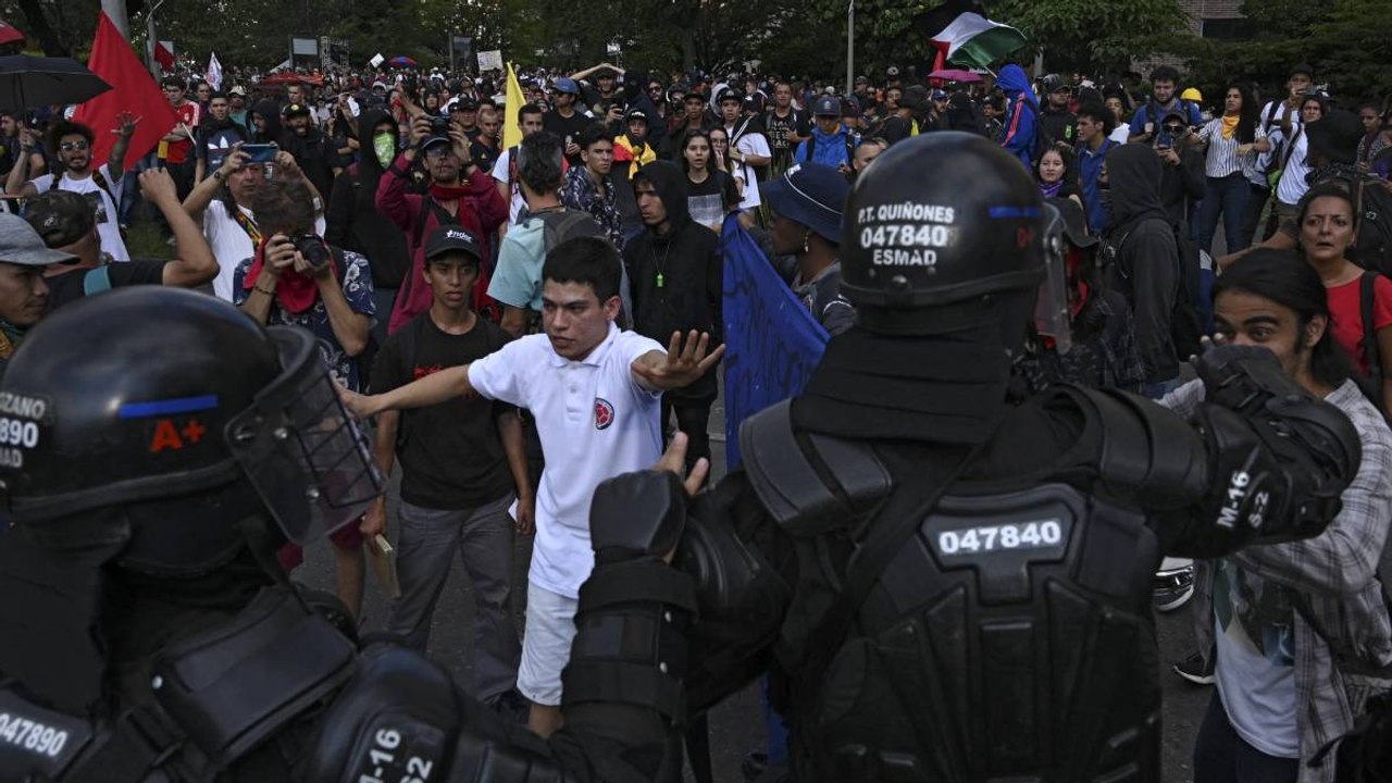"Puede ser que mi hijo mate a su hermana o viceversa": El drama de una madre que tiene una hija en el Esmad y un hijo manifestante