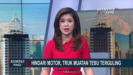 Hindari Motor, Truk Bermuatan Tebu Terguling di Jembatan Penghubung di Jember