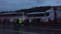 Son dakika haberi | Anadolu Otoyolu'nun Kocaeli kesiminde 21 aracın karıştığı zincirleme trafik kazasında 20 kişi yaralandı (4)
