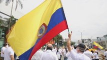 Protesta contra las protestas en las calles de Colombia por parte de la marea blanca