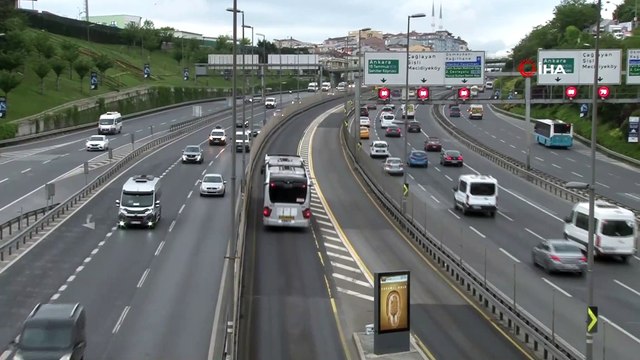 İstanbul'da kısıtlamanın sona ermesiyle trafikte hareketlilik başladı