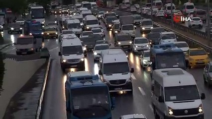 İstanbul'da trafiğe çıkanın vay haline... Trafik arapsaçına döndü