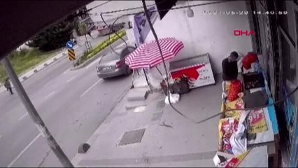 Son dakika... ARNAVUTKÖY'DE MİNİBÜSÜN KADINA ÇARPTIĞI ANLAR KAMERADA