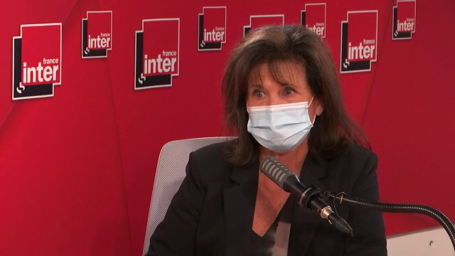 Anne Sinclair : Il y avait très peu de femmes à l'antenne (...). Toutes celles qui ont pu approcher des thèmes plus régaliens, ça a surpris les interlocuteurs en face. Il y avait peut-être un peu de réticence pour m'envoyer bouler.