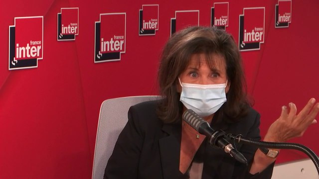 Anne Sinclair : La parole politique est ultra-dominante, partout. A l'époque, il n'y avait pas de chaînes d'info ni de réseaux sociaux, la politique était plus rare, plus théâtrale, elle n'avait pas envahi le spectre comme aujourd'hui.