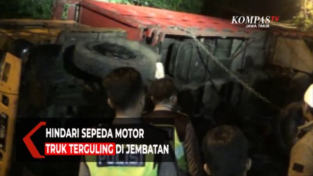 Hindari Sepeda Motor Truk Terguling di Jembatan