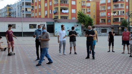 Rüzgarda yere düşen Türk bayrağını dalgalandırmak için seferber oldular