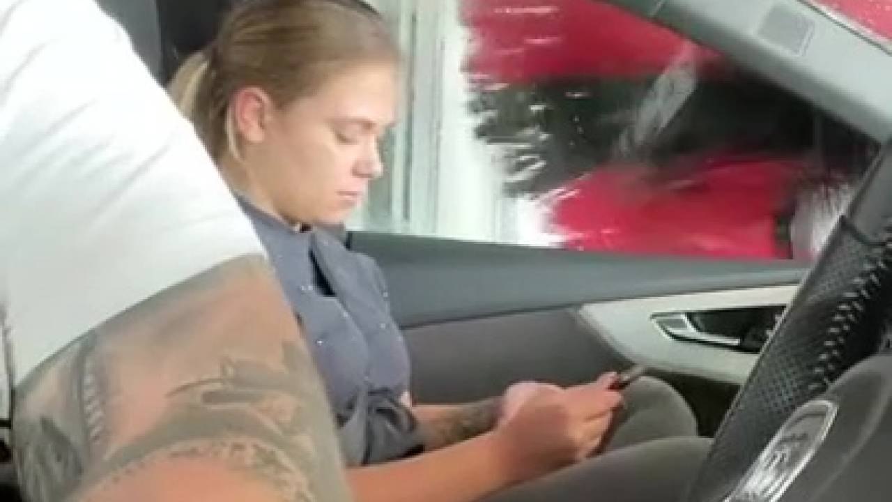 Ouvrir la fenêtre côté passager en passant sous les rouleaux