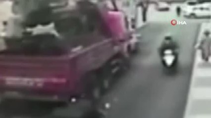 Maltepe'de kuryelerin kafa kafaya çarpıştığı feci kaza kamerada