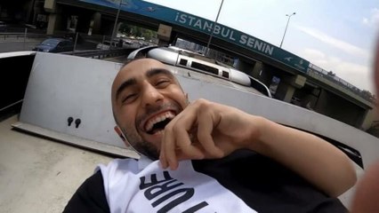 Metrobüsün üstünde tehlikeli yolculuk