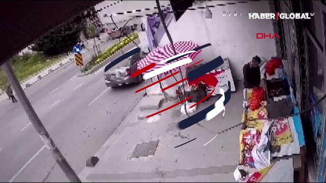 Karşıdan karşıya geçerken minibüs böyle çarptı