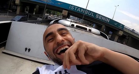 Metrobüsün üstünde tehlikeli yolculuk