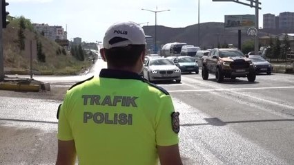 KIRIKKALE - Hafta sonu kısıtlamasının ardından trafik yoğunluğu yaşanıyor