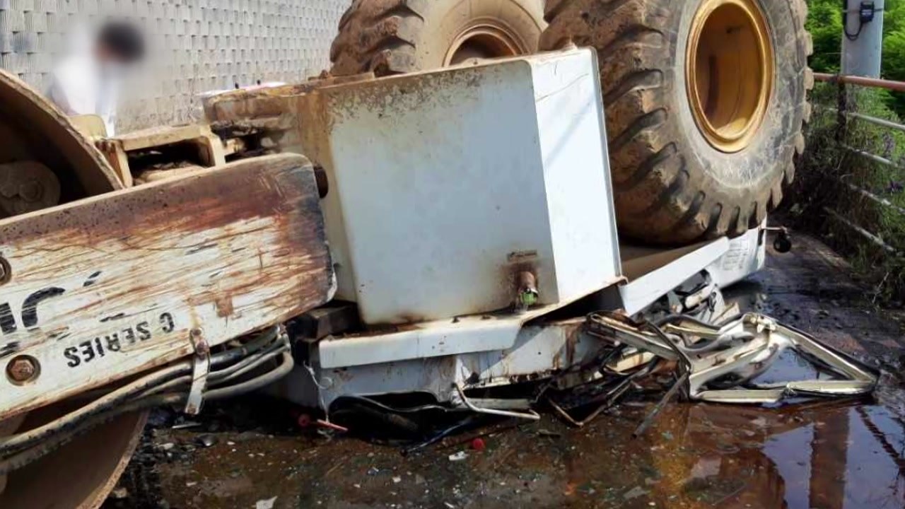 경북 청도 터널 공사 현장서 중장비 추락...1명 숨져 / YTN