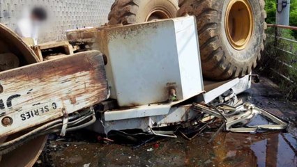 경북 청도 터널 공사 현장서 중장비 추락...1명 숨져 / YTN