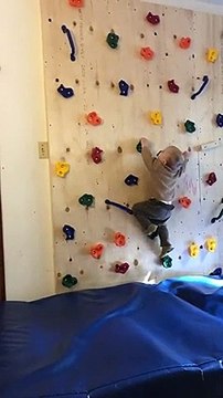 Un bébé très doué en escalade