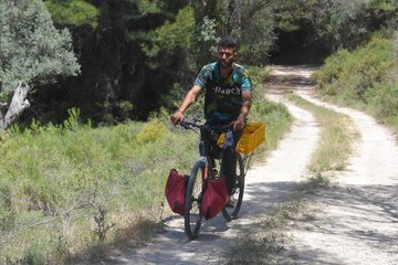 ANADOLU TURUNA ÇIKAN İRANLI BİSİKLETÇİ, KAYBETTİĞİ KÖPEĞİNİ ARIYOR