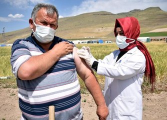 ÇİLEK TARLASINDA KORONA AŞISI