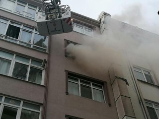 SİLİVRİ'DE 5 KATLI BİNANIN 4. KATINDA KORKUTAN YANGIN