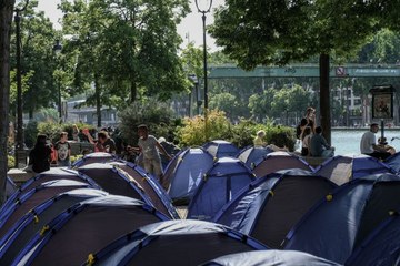 Lyon : des dizaines de tentes de migrants plantées dans un parc public