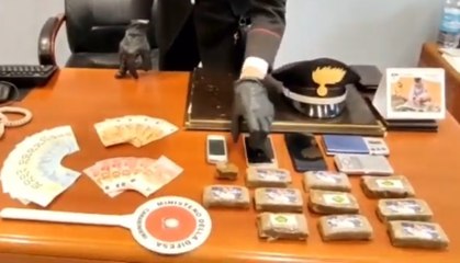 Nichelino (TO) - In casa un chilo di marijuana e 5 smartphone per contattare clienti (31.05.21)