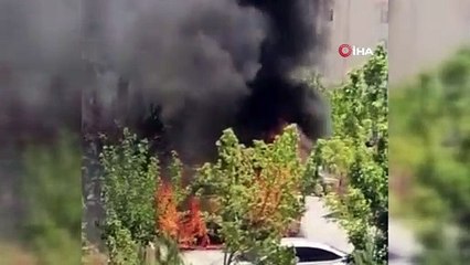 Elazığ'da alevlere teslim olan otomobil küle döndü