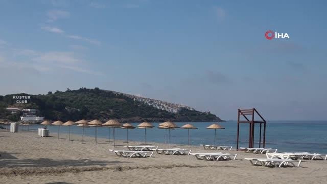 Turizm kenti Kuşadası'nda plajlar misafirlerini bekliyor