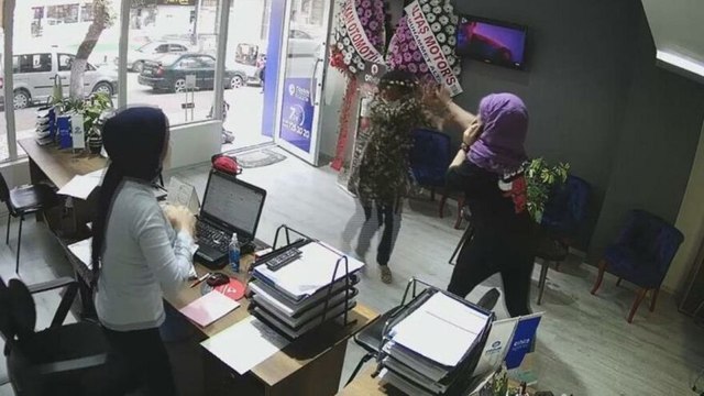 Kendisine bıçakla saldıran kadından biber gazı ile kurtuldu