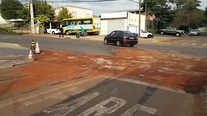 Mancha de óleo encontrada no cruzamento das Ruas Antônio Damian e Jorge Lacerda é coberta com terra