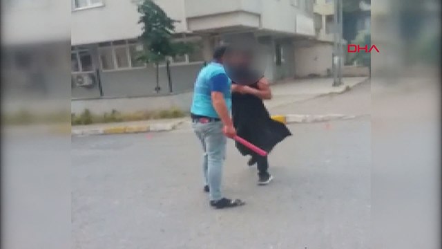 Sokakta kadın kıyafetiyle gezdirdi; sopayla dövdü