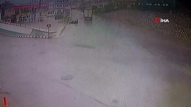 Facia böyle teğet geçti...Yağmurda tırın kayan dorsesi kadın sürücünün otomobiline çarptı