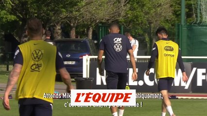 Скачать видео: Griezmann, Benzema et Mbappé associés par Didier Deschamps - Foot - Bleus