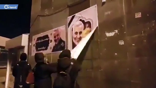 إيرانيون يمزقون صور قاسم سليماني من شوارع طهران