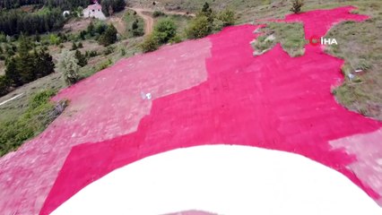 Bin 400 metrekare büyüklüğündeki Türk Bayrağını boyamak için seferber oldu